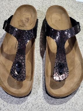 Birkenstock Women's Metallic Black T-Strap Sandals New Without Tags, Never Worn